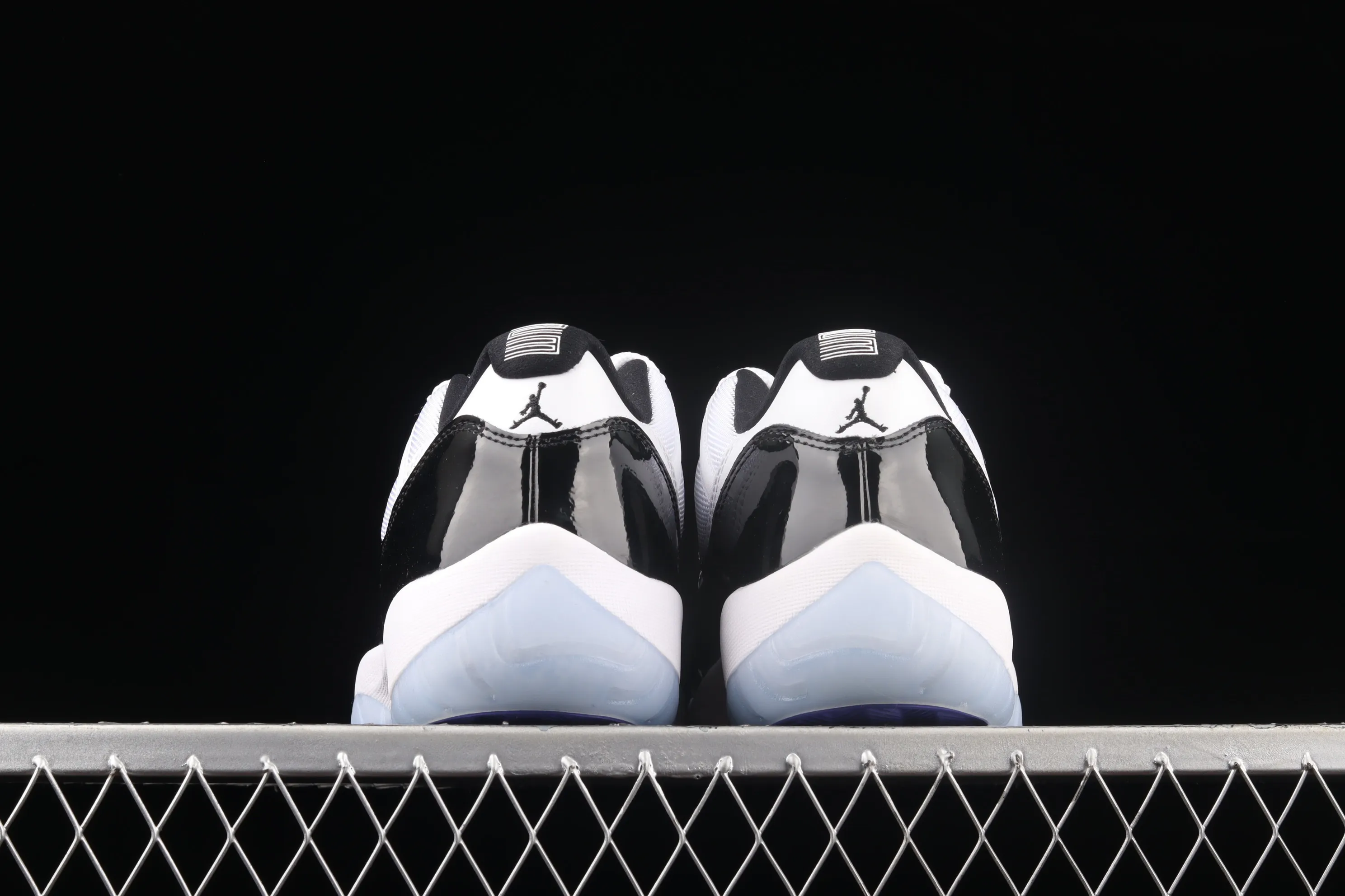 All Categories Air Jordan Jordan Series Basketball Shoes Air Jordan 11 Pure Original Version Air Jordan 11 Low "Concord" AJ11 Concord White Black Original Label Real Carbon Fiber Low-top Basketball Shoes 528895-153